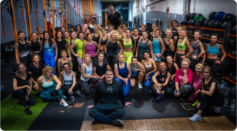 Grupa trenujących kobiet